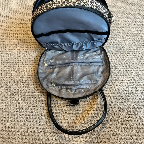 🍁 Sale! Like New! Leopard Print Round Travel Case with Multiple Compartments - Picture 7 of 11